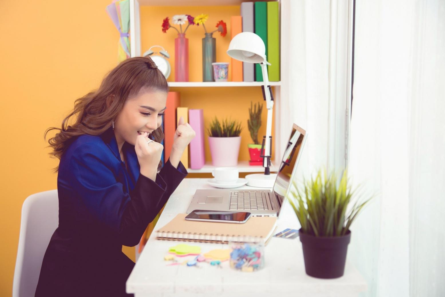 Professionelles Team bei der Entwicklung von Bildungsinhalten für Suchmaschinenoptimierung