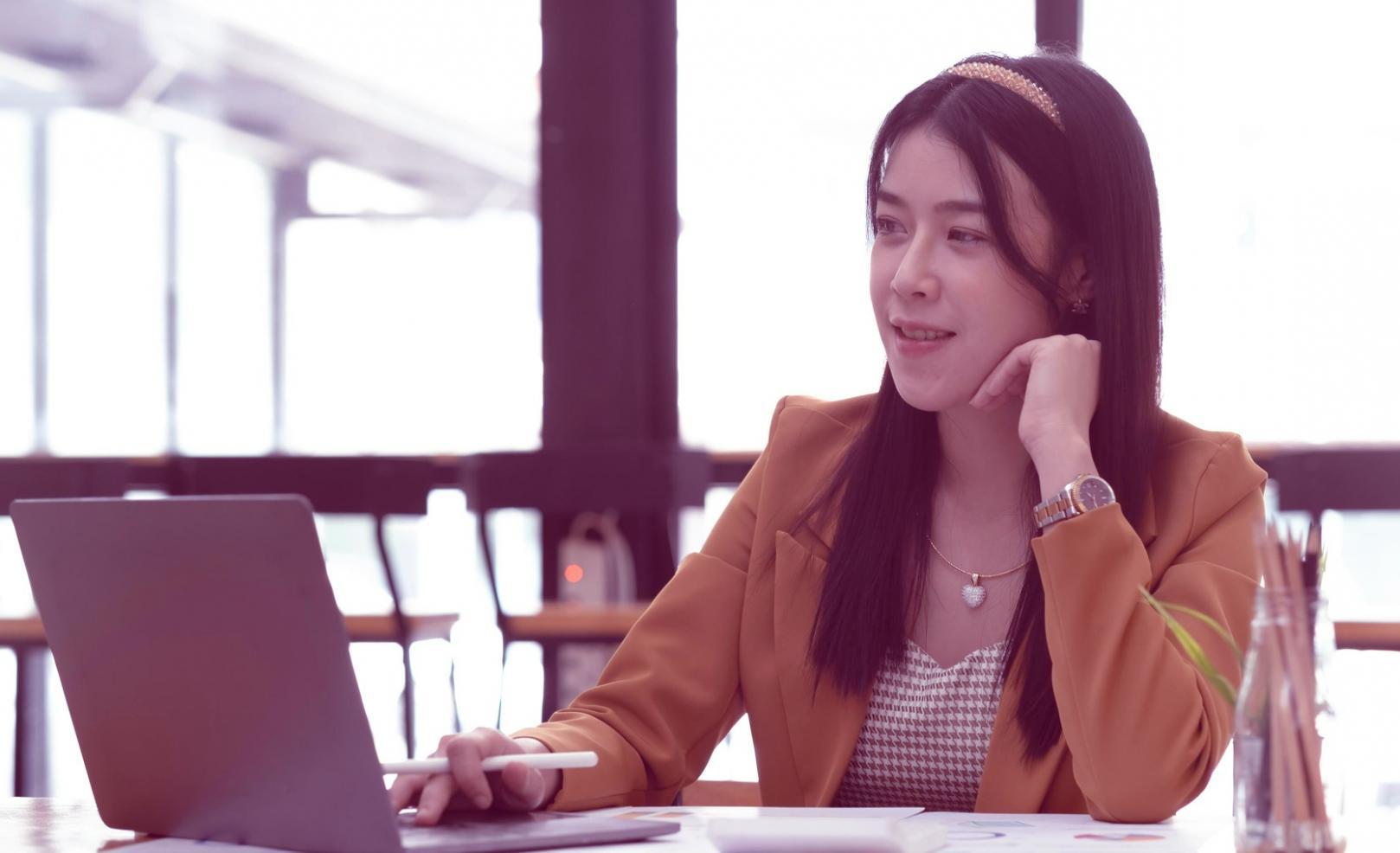 Arbeitsumgebung mit Analysetools und Datenvisualisierung