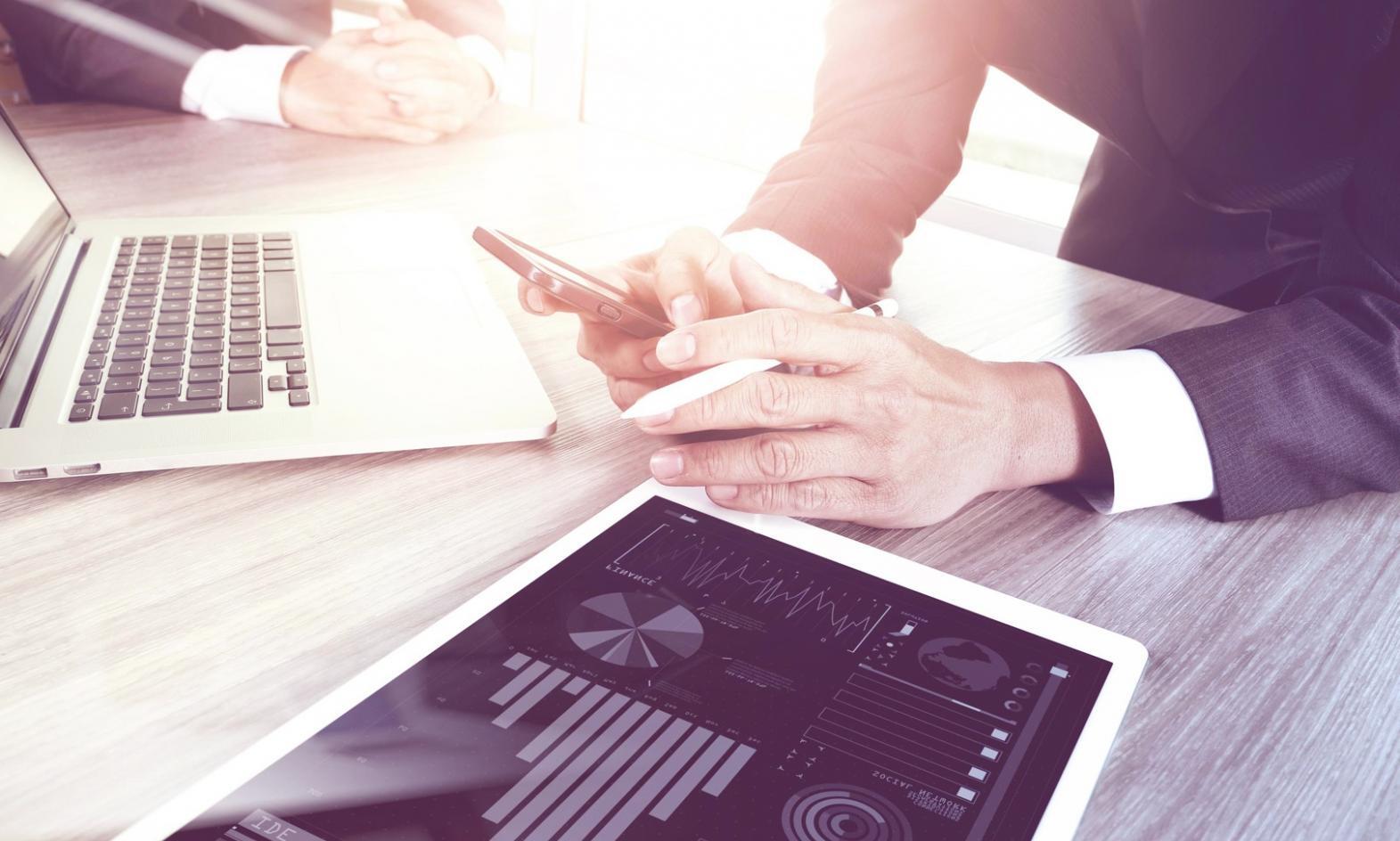 Professionelle SEO-Arbeitsumgebung mit mehreren Monitoren